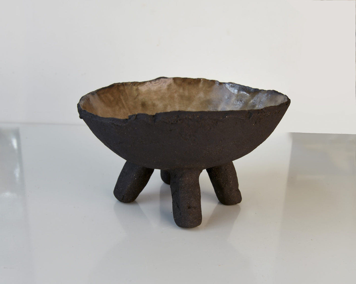 Round-legged salad bowl