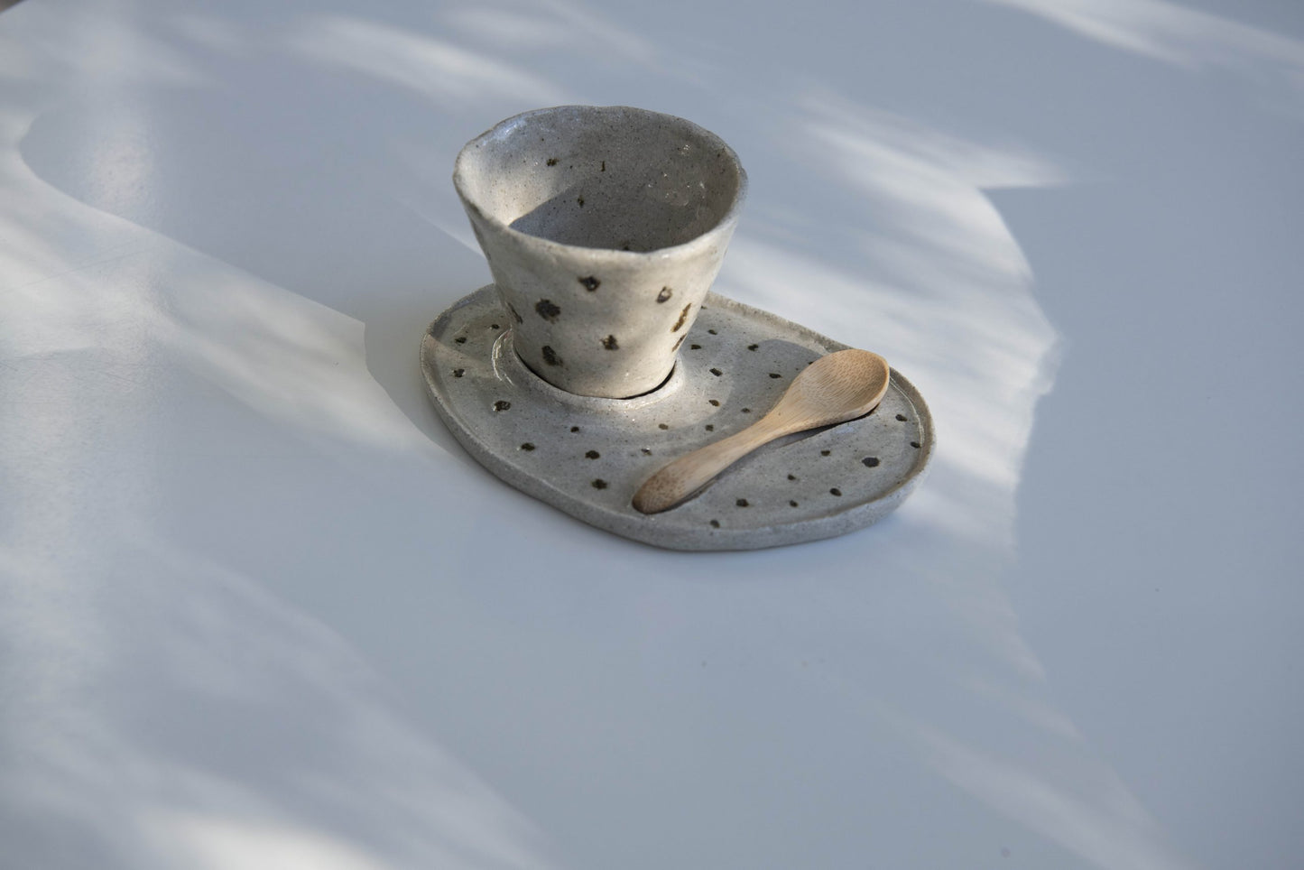 Taza de cafe con plato y cuchara manchas
