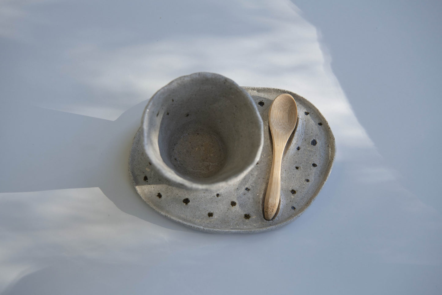 Taza de cafe con plato y cuchara manchas