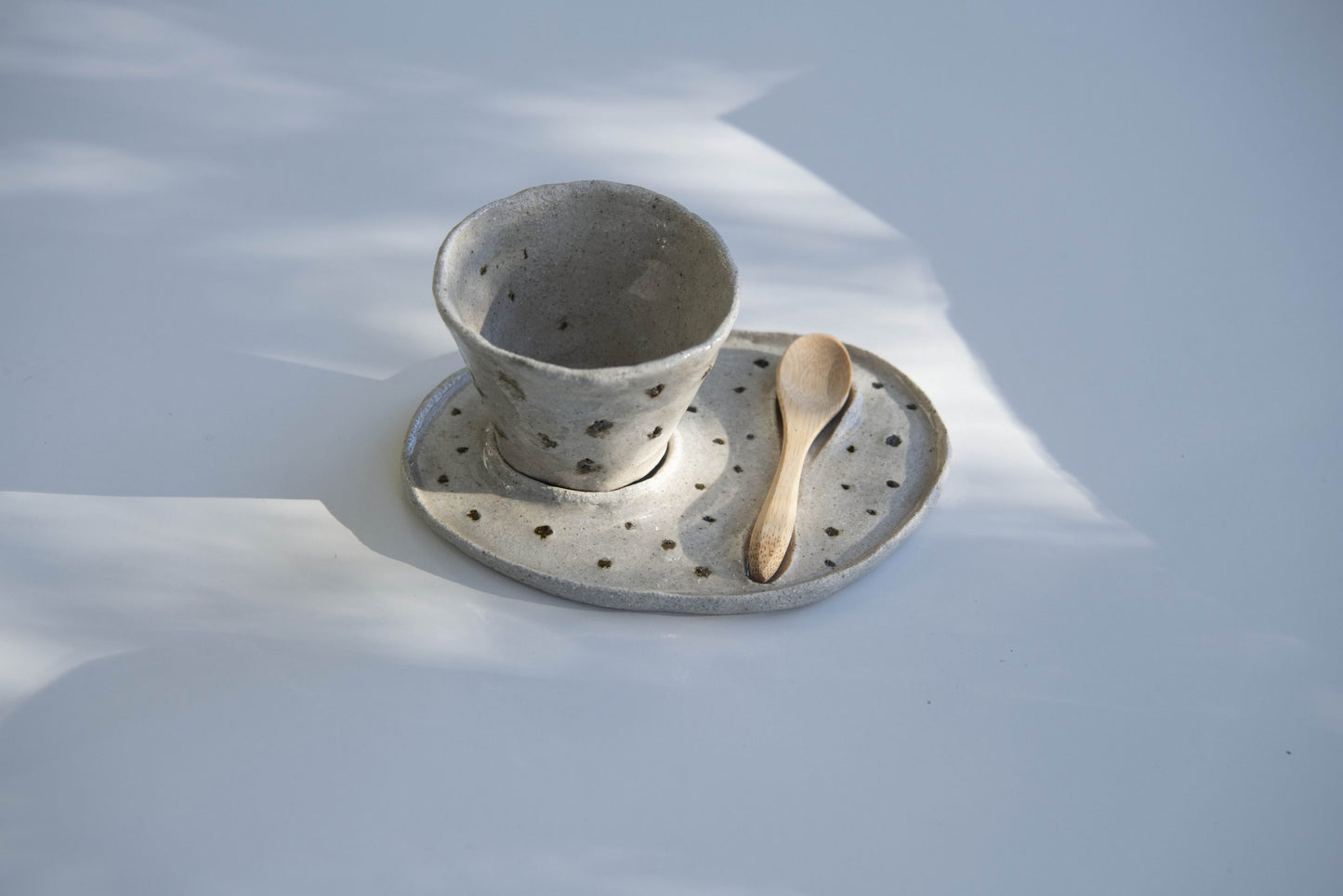 Taza de cafe con plato y cuchara manchas