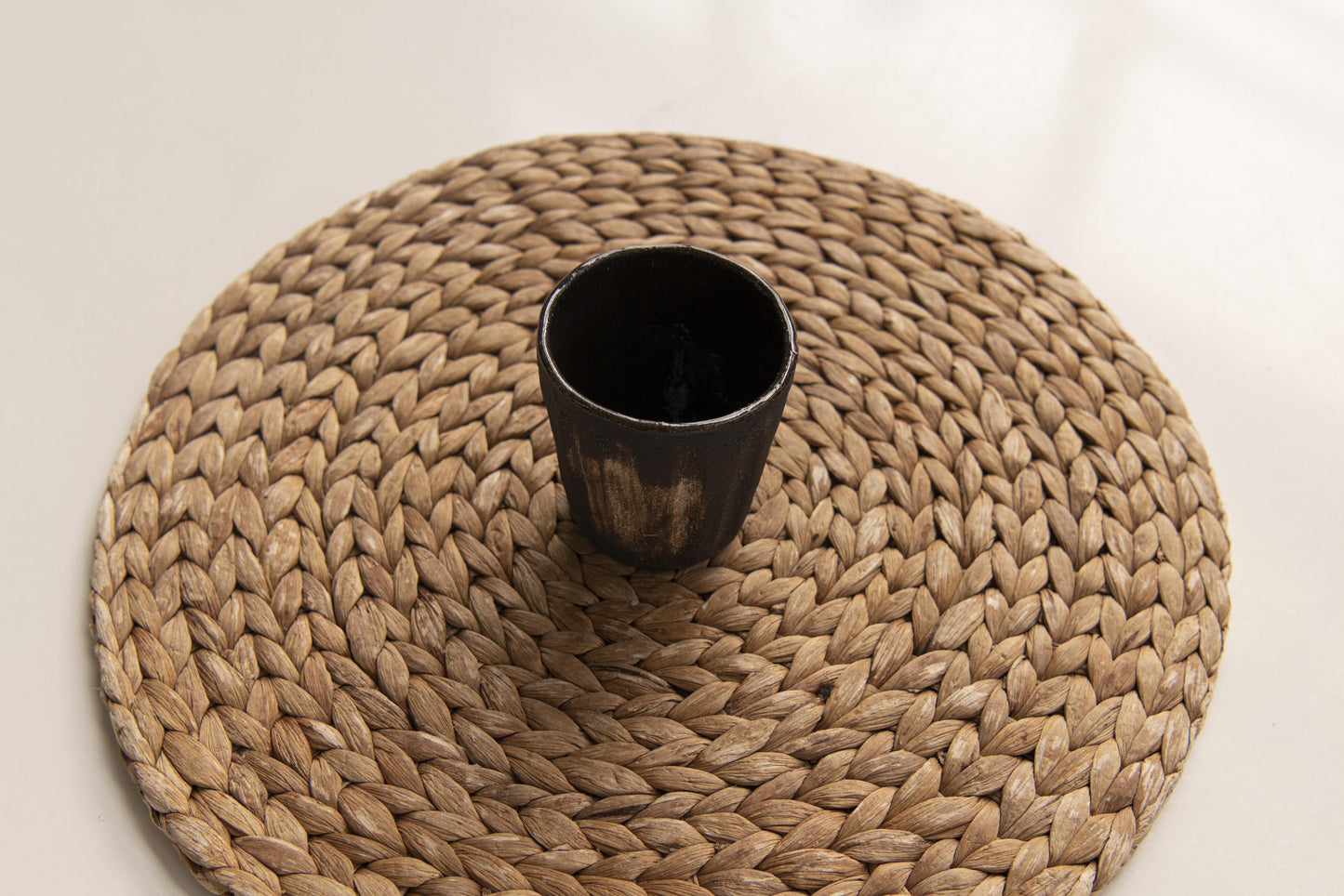 Taza de café con leche tierra negra sin asa
