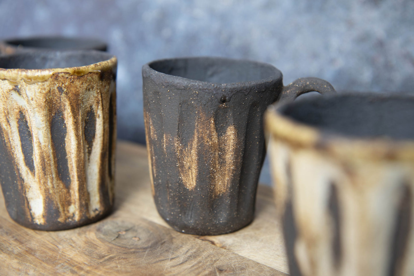 Taza de café con leche tierra negra con asa