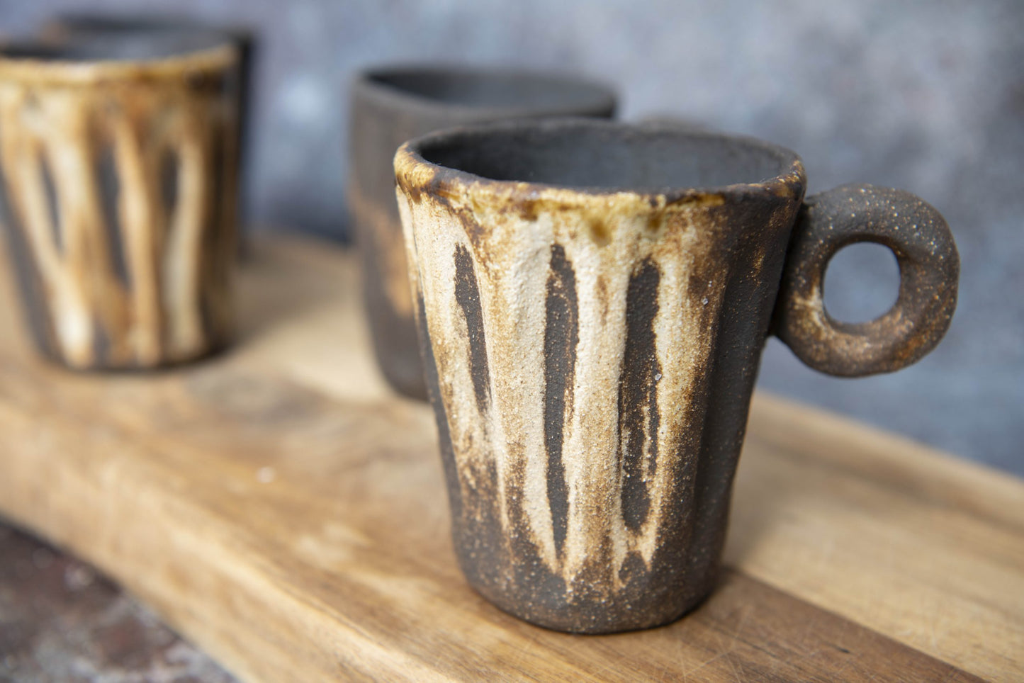 Taza de café con leche tierra negra con asa