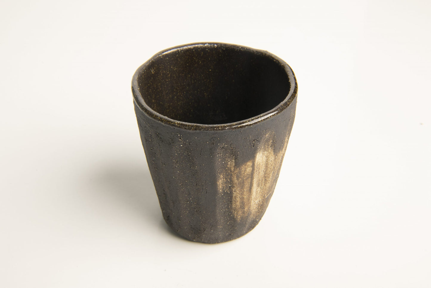 Taza de café con leche tierra negra sin asa