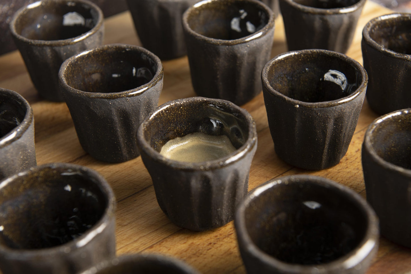 Taza de café tierra negra